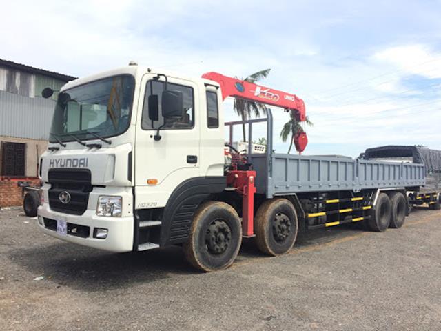 XE TẢI 4 CHÂN HD320 GẮN CẨU 5 TẤN 3 KHÚC UNIC URV553